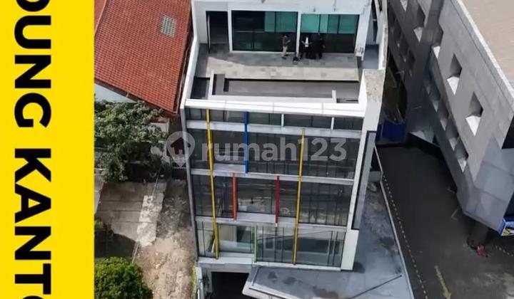 Gedung Perkantoran Di Jalan Utama Dan Samping MRT