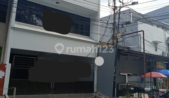 3-Story Shop House in Kebayoran Baru Business District 3-Story Shop House in Kebayoran Baru Business District