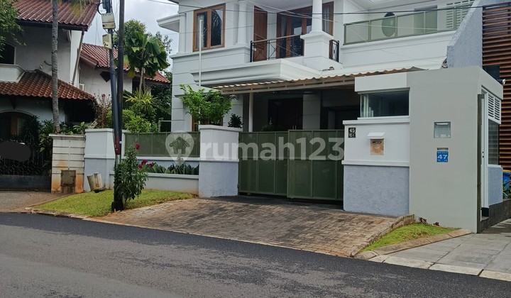 Rumah Mewah Dalam Komplek Bergengsi