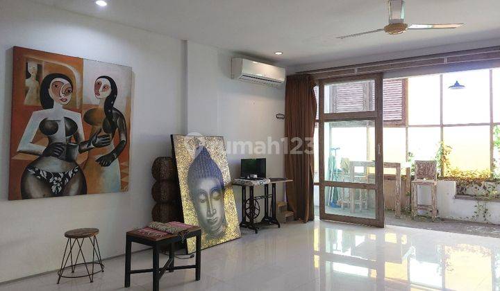 Gedung 3 lantai Seminyak di Jalan petitenget  8