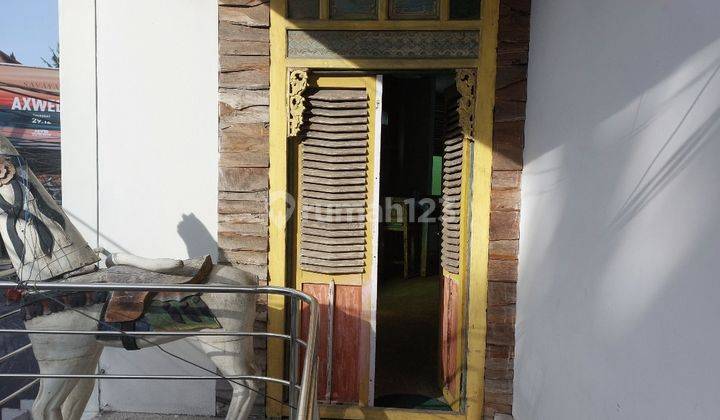Gedung 3 lantai Seminyak di Jalan petitenget  10