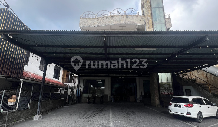 Gedung 4 Lantai Raya Kerobokan Badung