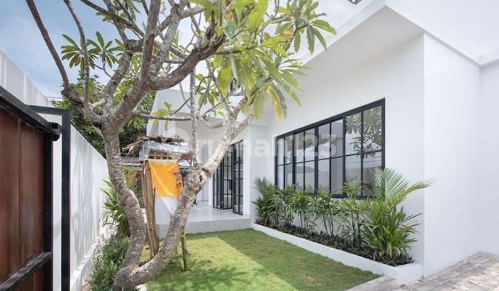 Modern White House Villa Mertanadi Kerobokan Bali