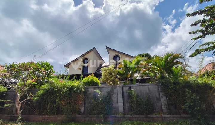 Villa Cantik Tropis Taman Sakura Jimbaran Bali.