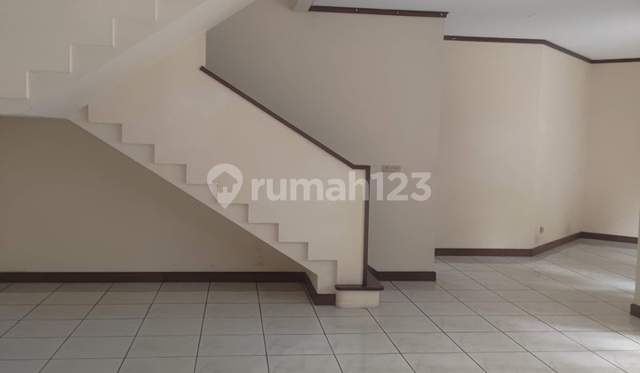 For Rent / Beautiful House for Rent Land 565m² Building 379m² in Villa Duta Baranangsiang Bogor, Strategic Location