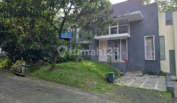 Minimalist House in Sentul City Land Area 162 Sqm Certificate