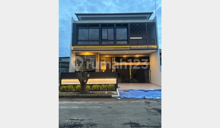 Hunian Siap Huni dengan Desain Tropis Modern di Bintaro