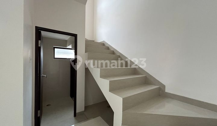 Rumah Hoek Posisi Bagus Hadap Selatan Timur