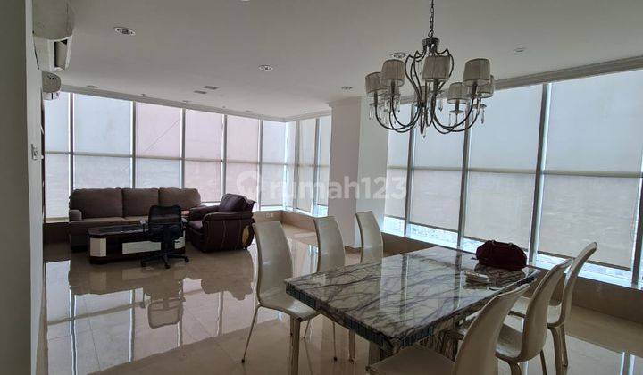 ruang keluarga apartement grand kartini type penthouse