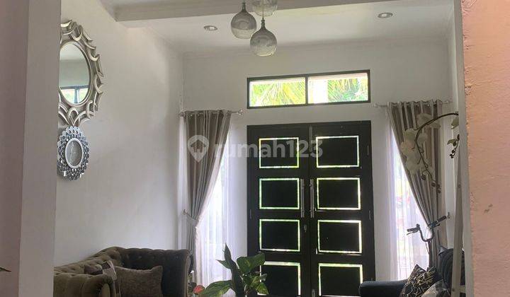 Rumah Bagus Nyaman 2 Lantai depan taman di Graha Raya 1