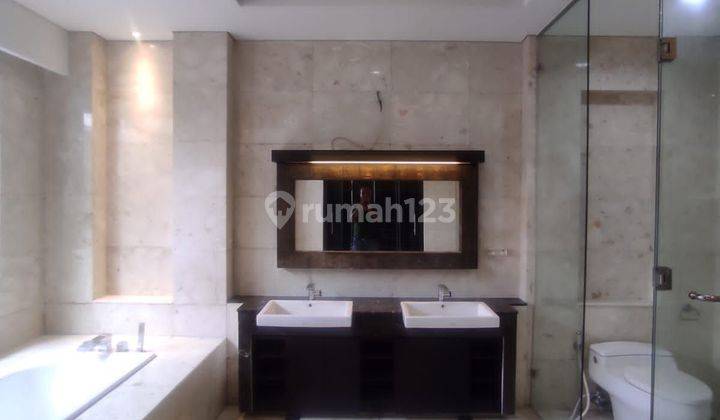 Rumah Minimalis 2 Lantai ada kolam Renang di Jakarta  2