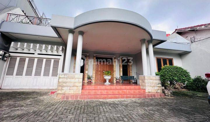 Rumah Mewah 2 Lantai Luas  ada kolam renang di Jakarta Selatan 1