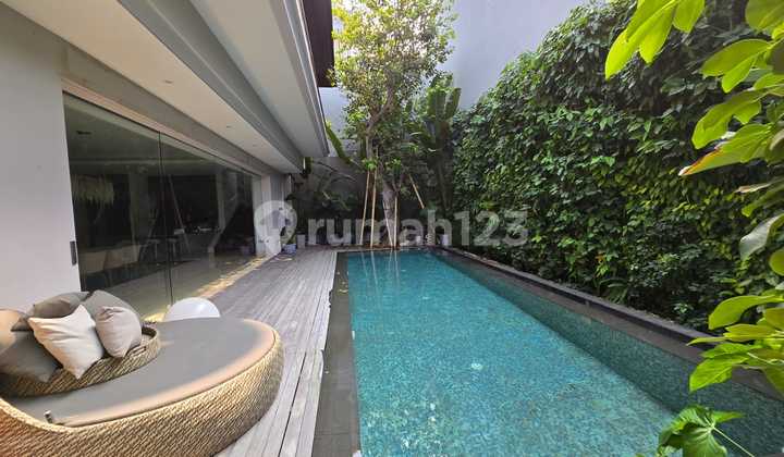 Dijual Rumah Mewah Pantai Indah Kapuk Cluster Favorit. Bangunan Kontraktor Lt 450m. Ada Pool Dan Lift Marmer Hadap Selatan Shm Siap Huni . Nego Sampai Jadi