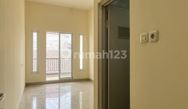 Dijual Rumah Brandnew Kepa Duri Luas 45M 3 Lantai Plus Rooftop Minimalis Bebas Banjir SHM Siap Huni Harga Best Murah Jarang Ada!! 2