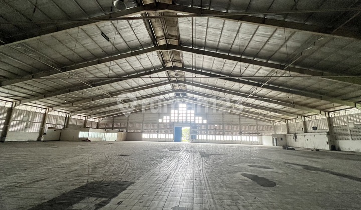 For Rent: Jatake Tangerang Warehouse, Area 9240m, Single-Story Warehouse, Spacious Parking, 40ft Access, Good Location, Ready to Use, Rare Opportunity !!