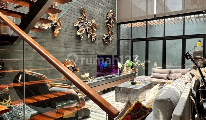 Dijual Cepat Rumah Cantik Siap Huni di Alam Sutera Tangerang Luas 200M2 Furnished Mewah Hadap Selatan Kondisi Sangat Bagus!! Best Price!!