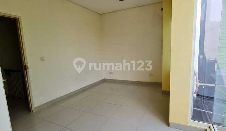 For Sale Golf Lake Cengkareng House Size 6x18m 2 Floors East Facing Ready to Occupy Already Has SHM Rare Find!! 2