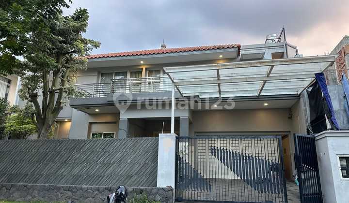 Dijual Cepat Rumah Mewah 2Lt di Graha Family Surabaya 1