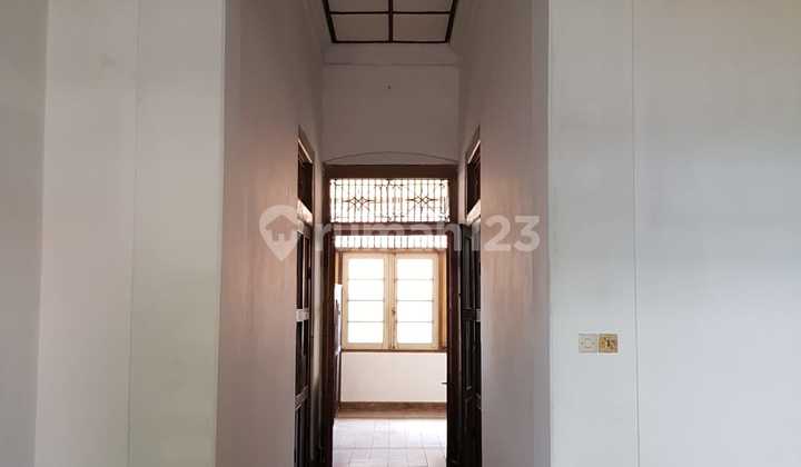 For Sale Cheap Dutch Building House Fast on Kalisari Street SBY 2