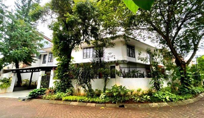 Rumah Besar Hoek Lingkungan Nyaman di Giriloka BSD 1