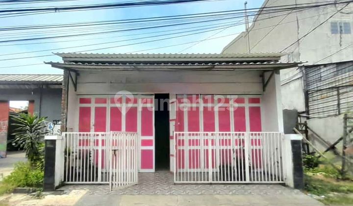 Ready-to-Occupy Shop House in a Bustling Area Near the Shopping District 1