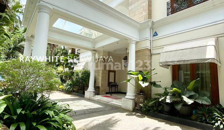 Menteng Kertosono Luxurious Modern Classic House