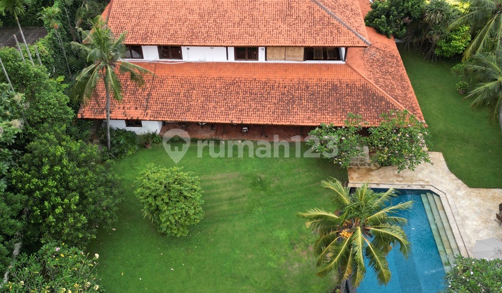 Rumah Bergaya Resort - Halaman yang Luas Private Pool Lokasi Prime Pejaten Barat 2