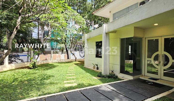 Rumah Bangunan 2 Lantai Siap Huni , Cocok untuk Usaha Area Kebayoran Baru