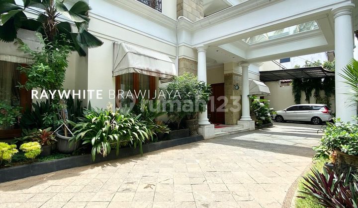 Menteng Kertosono Luxurious Modern Classic House 2