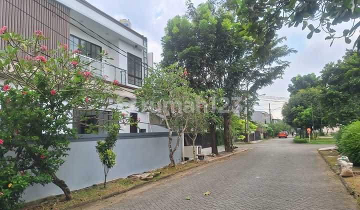 Rumah Baru Posisi di Hook, Row Jalan 3 Mobil, di Bulevard Cluster Kiwi Bintaro Jaya 2
