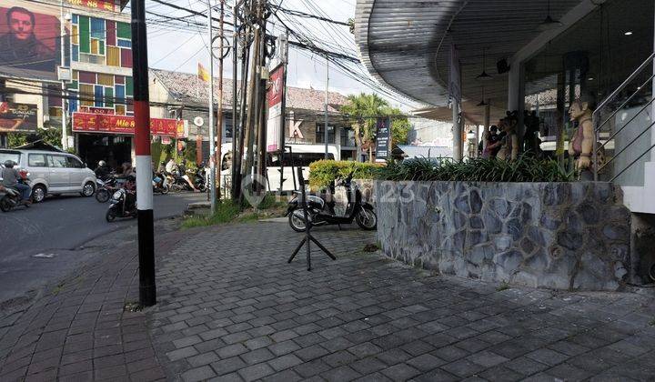 Gedung 3 Lantai di Petitenget 4