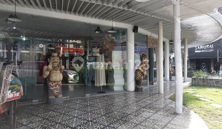 Gedung 3 Lantai di Petitenget 12