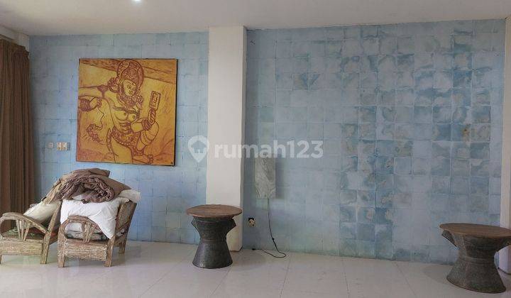 Gedung 3 Lantai di Petitenget 24