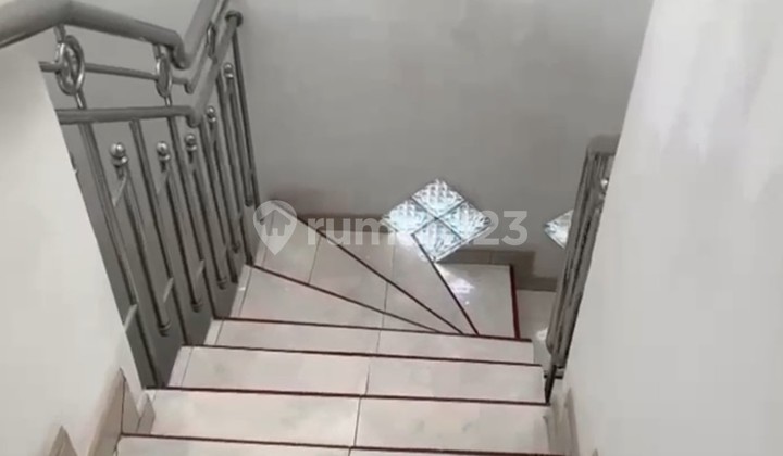 Disewakan Rumah 3 Lantai Di Jelambar Jakarta Barat 2