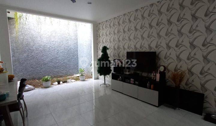 Di jual cepat rumah cantik di modernland 1