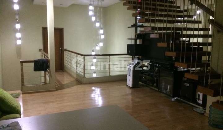 House on Jl Pasirkaliki main road, Cicendo, Bandung, 2 floors facing East, suitable for business.