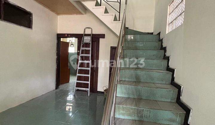 Two-story house facing Southeast on JL Perintis Sarijadi Bandung, 6 bedrooms. 2