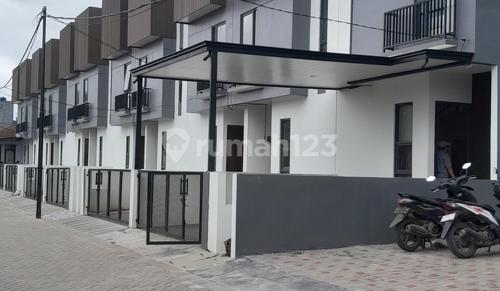 Rumah 2 Lantai Siap Huni dan Lokasi Strategis di Permata Tangerang Rumah 2 Lantai Siap Huni dan Lokasi Strategis di Permata Tangerang