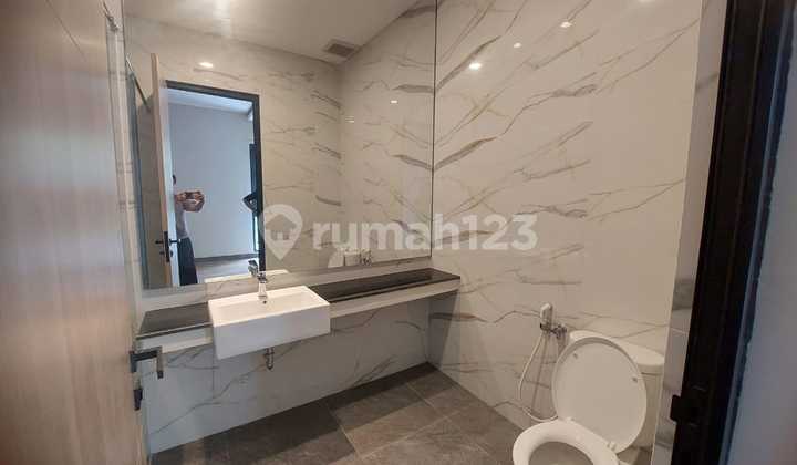 Luxury Ready-to-Use Flood-Free House in the Elite Candi Golf Housing Complex, Semarang 2