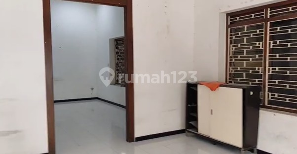 Old Building House With A Fairly Large Yard In Sompok Semarang 2