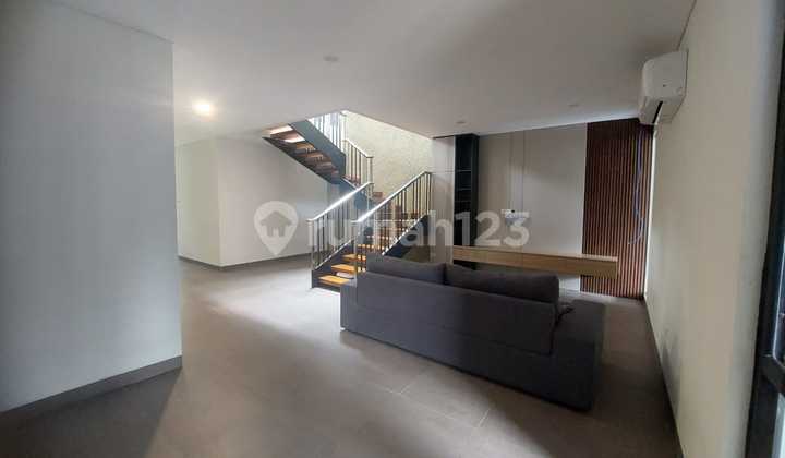 Luxury Ready-to-Use Flood-Free House in the Elite Candi Golf Housing Complex, Semarang