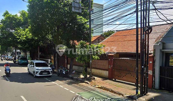 Rumah Tua Strategis Lajur 3 Mobil Lapangan Roos Raya Tebet Jaksel