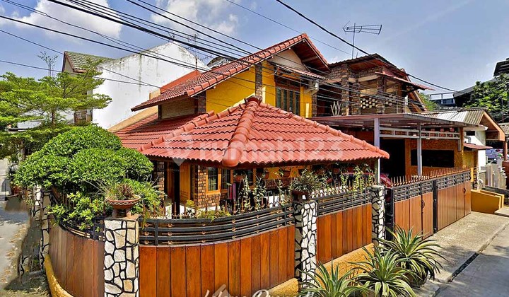 Hoek Asri House, Strategically Located in Taman Gading Indah, Kelapa Gading, North Jakarta