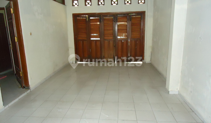 Comfortable Neighborhood House in the Uns Baturan Colomadu Lecturer's Housing Complex