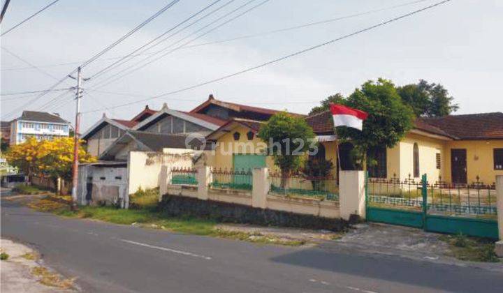 Gor/Lapangan Badminton luas berada di Tengah Pusat Kota Surakarta 5