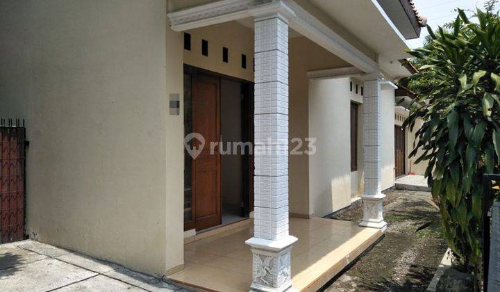 Rumah Halaman Luas Belakang Hotel Alila Jajar Solo 8