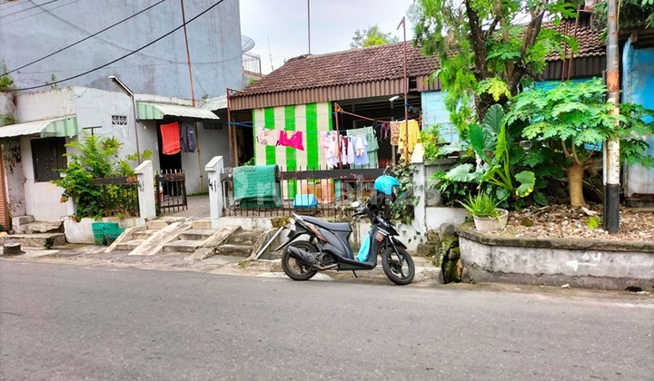 Bonus Land with Building Near Main Road, Ps Kliwon, Solo