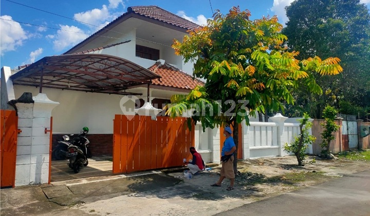 Rumah besar luas dekat Kampus UTP Manahan Solo 1