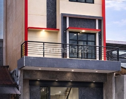 Ruko 3 Lantai Bangunan Baru Tepi Jalan Raya Pajang Laweyan