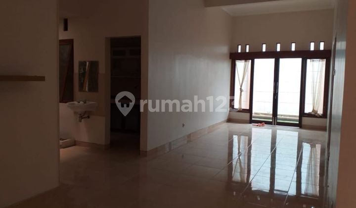 Minimalist House with a Cozy Atmosphere Near Warastratama, Kerten, Solo 2